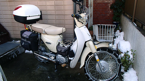 タイヤチェーンを装着したスーパーカブ